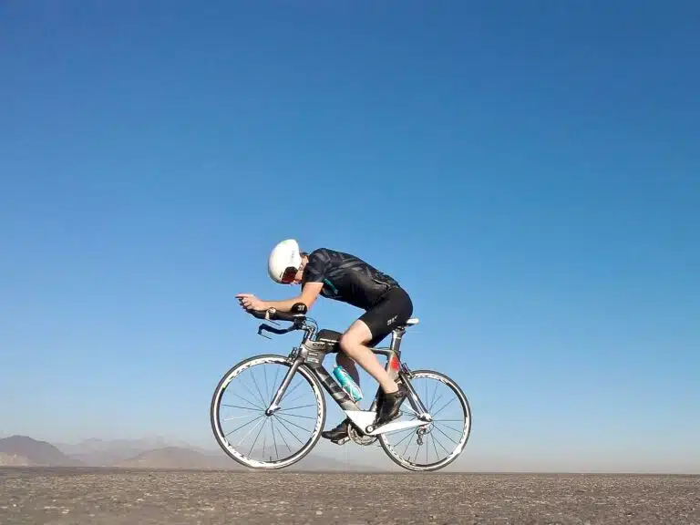 Cycliste sur route, illustration du cyclisme comme sport complet pour la forme et le cœur