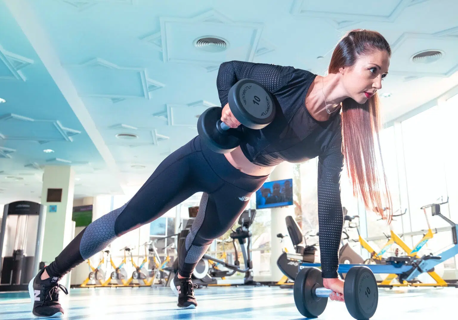 Personne de plus de 40 ans soulevant des poids, illustration de la musculation après 40 ans