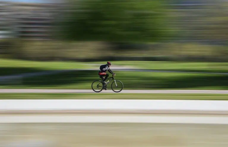 Cycliste en vitesse sur route, effort et vitesse en cyclisme