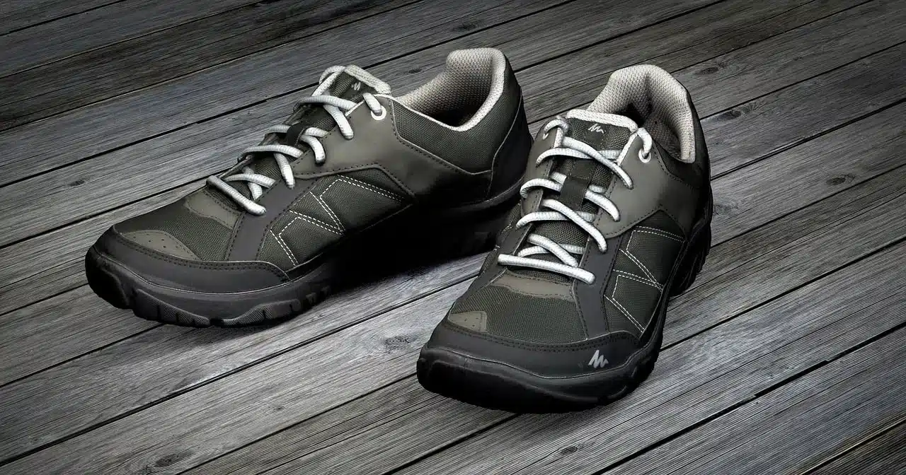 Paires de chaussures de running alignées, pour illustrer le choix d'une chaussure de course adaptée