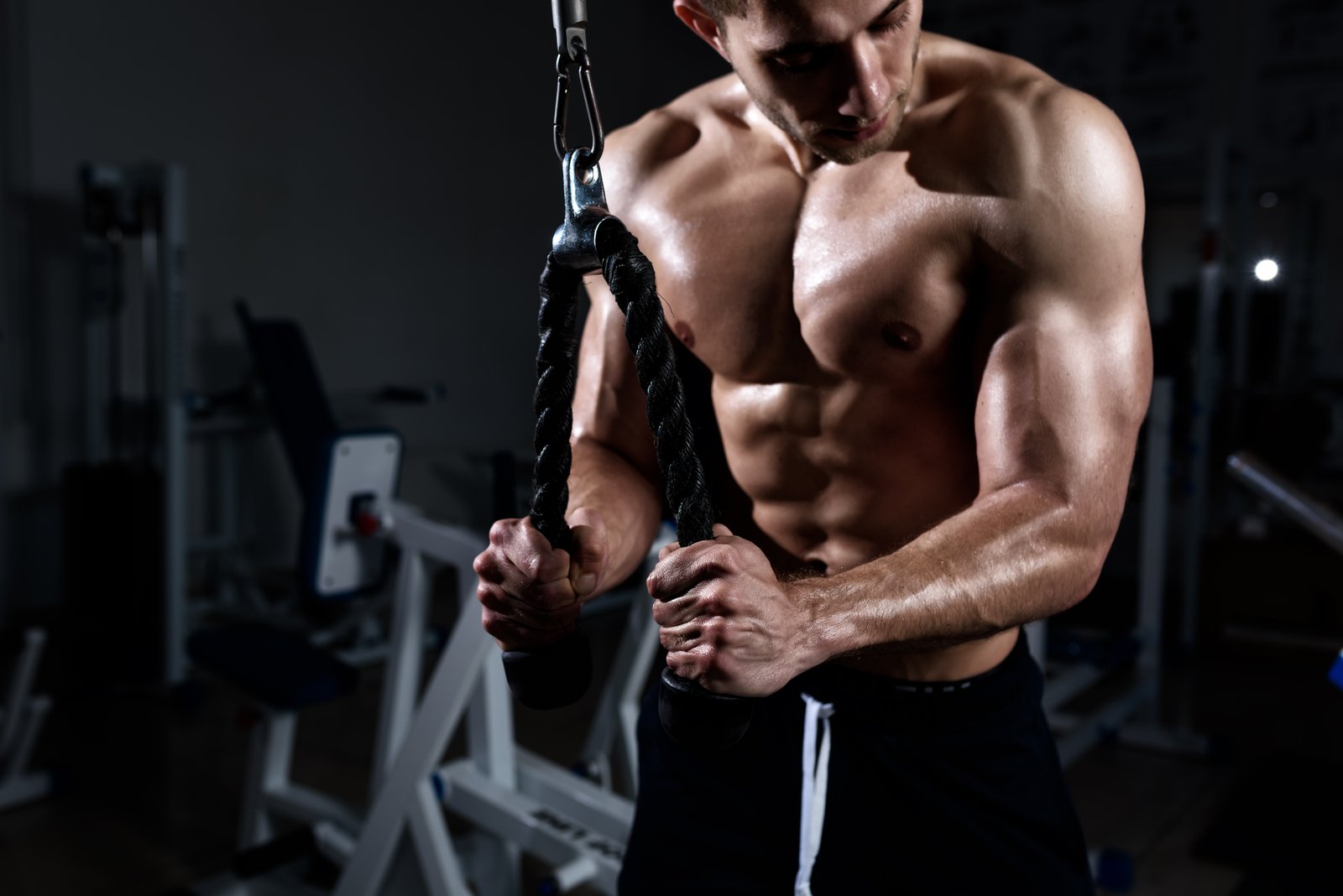 Extension verticale des triceps à la poulie haute : pratiquant bras au-dessus de la tête, coudes hauts et fixes, qui tend les avant-bras pour solliciter la longue portion du triceps.