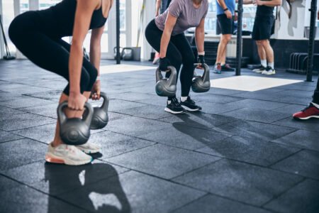 Soulevé de terre roumain avec kettlebells