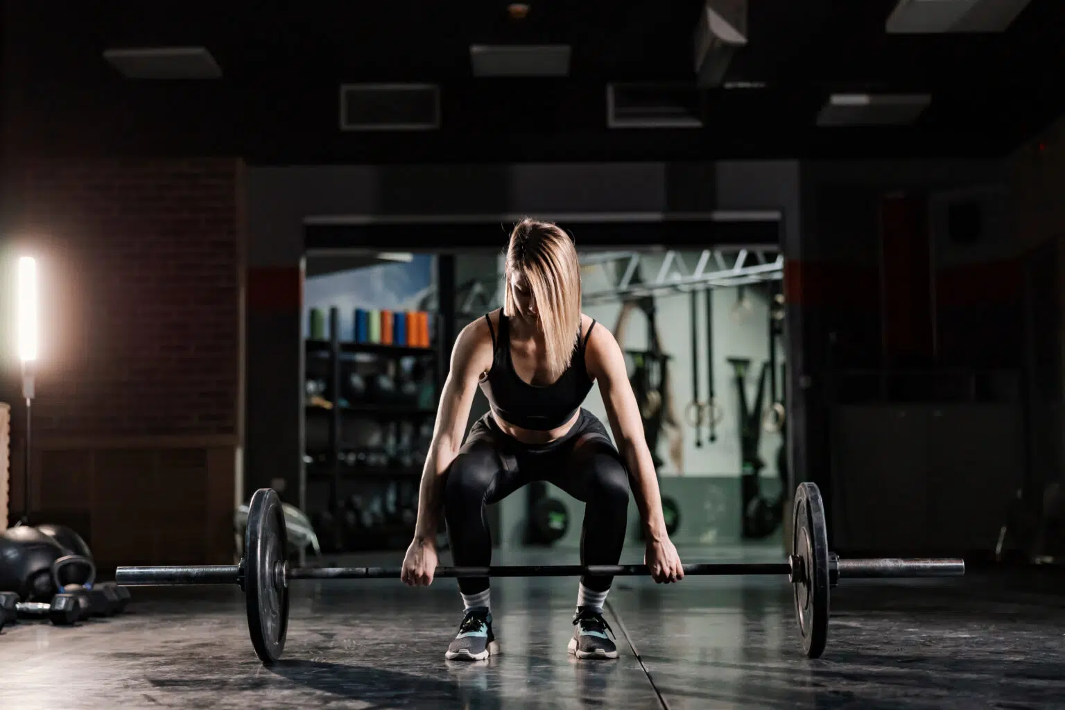 Femme s'entraînant en musculation avec des haltères, illustration de la musculation féminine