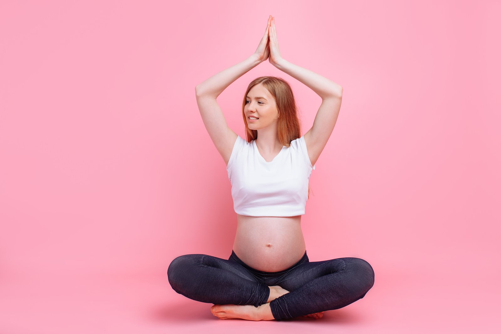 Femme enceinte pratiquant une activité physique douce et adaptée pendant la grossesse pour rester en forme en toute sécurité