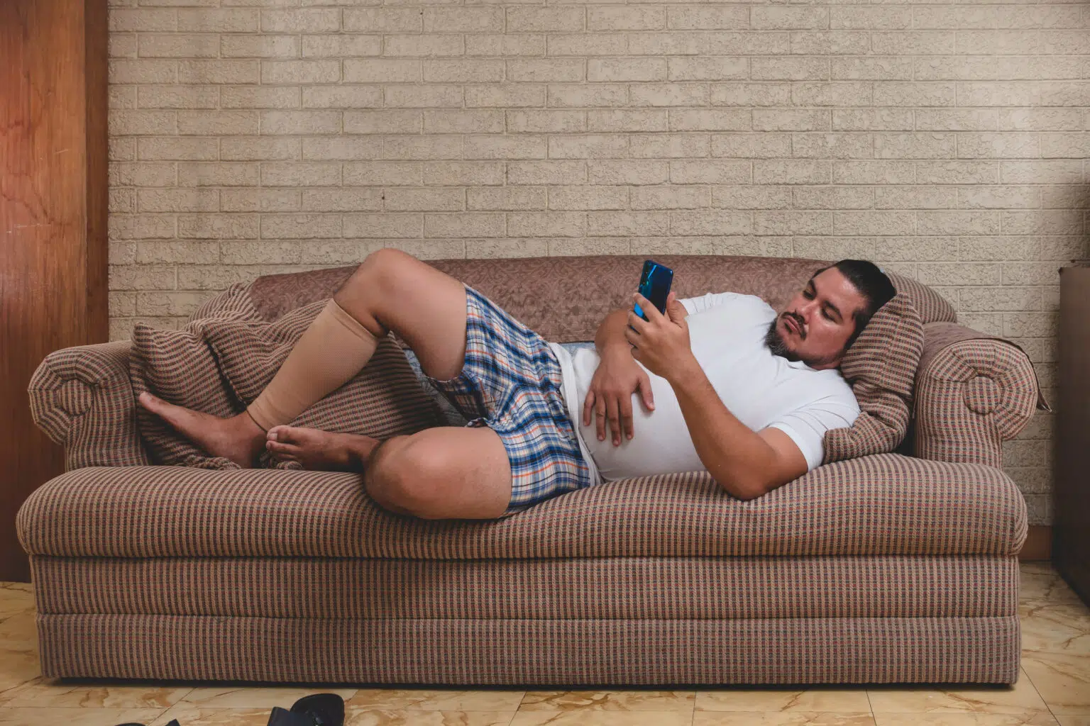 Personne assise devant un ordinateur depuis plusieurs heures, illustrant l'inactivité physique et la sédentarité au quotidien