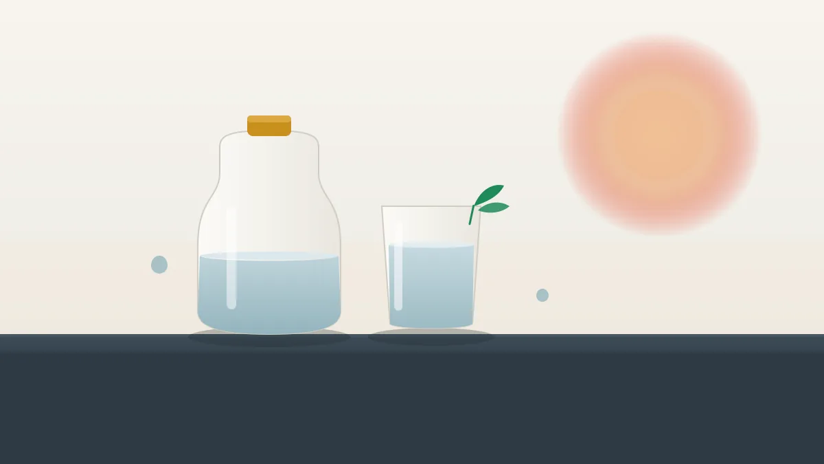 Verre d'eau et carafe posés sur une table de nuit au petit matin pour prévenir la bouche sèche