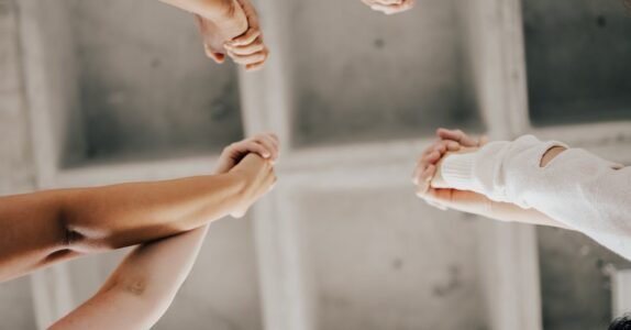 Étirement latéral debout pour la sangle abdominale