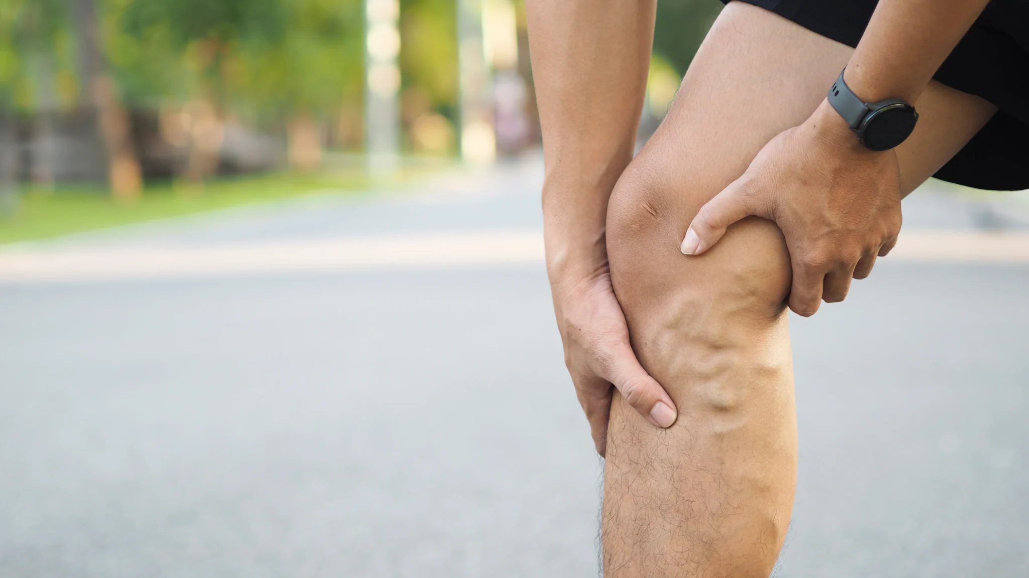 Jambes d'une personne en tenue de sport en pleine marche, illustrant l'activit&eacute; physique conseill&eacute;e en cas de varices pour stimuler le retour veineux
