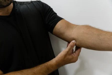 Épitrochléite: symptômes, traitement et durée de guérison