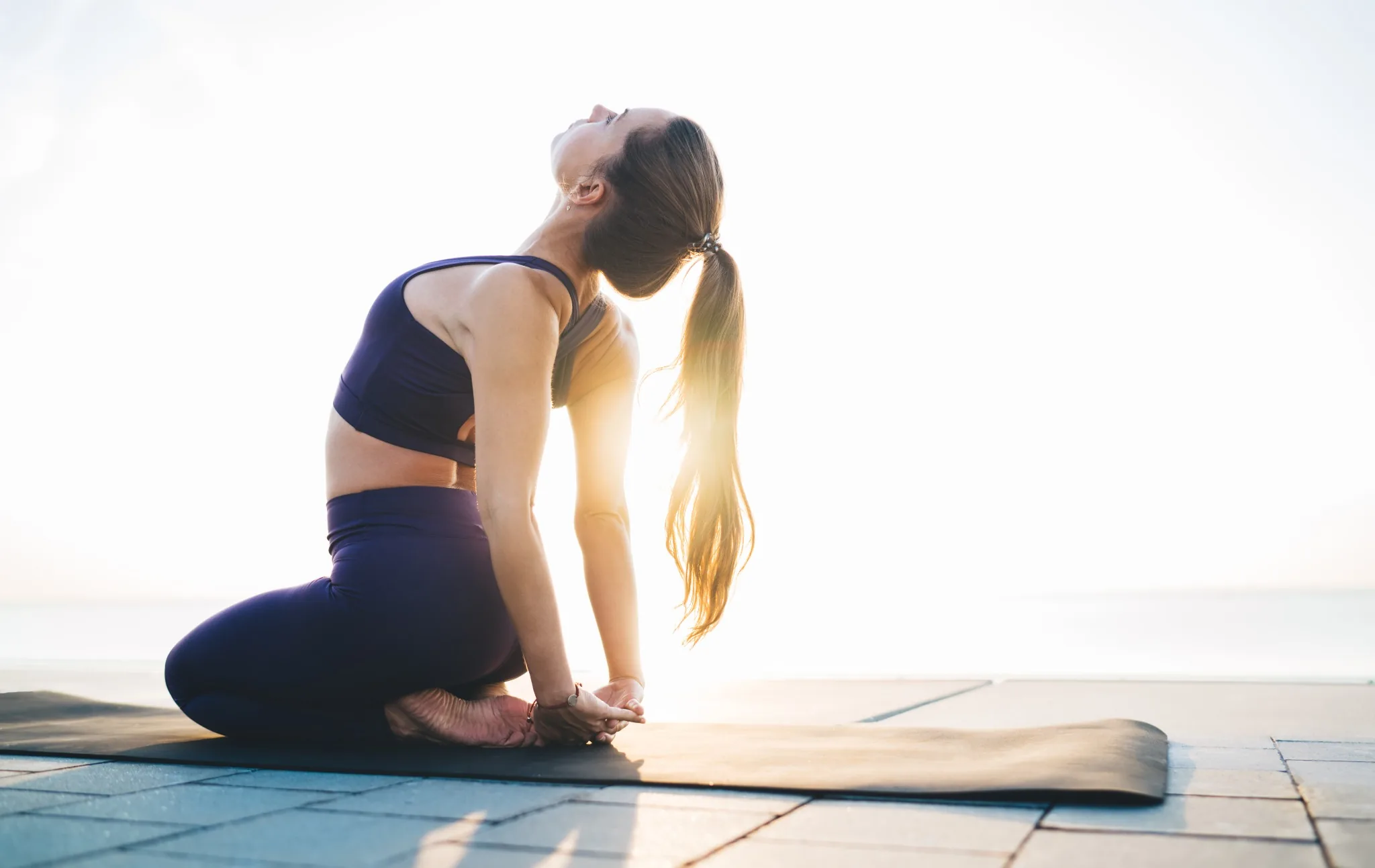 Exercice de posture et de mobilité inspiré du yoga