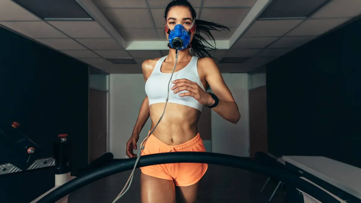 Coureur à l'effort intense illustrant le travail de la VO2 max en endurance